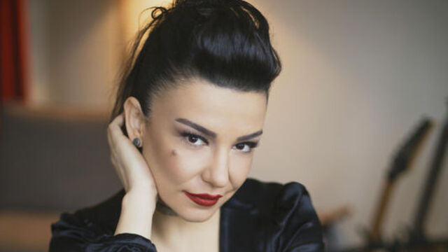 Sahnede çakmaklı saldırı
