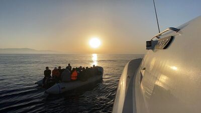 İzmir'de 188 düzensiz göçmen ile 5 göçmen kaçakçısı yakalandı
