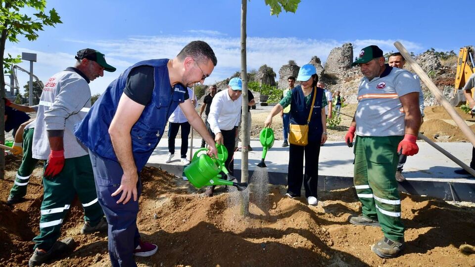 Fatih Belediyesi BM Gönüllüleri ile beraber ağaç dikme töreni düzenledi