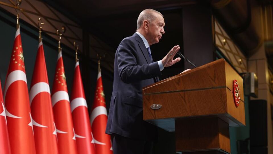 Emekli maaşları, vergisiz cep telefonu masada