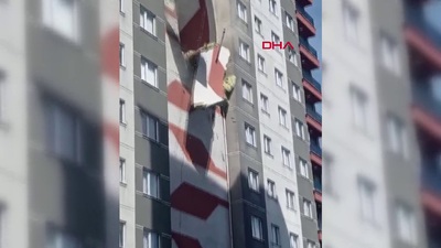 15 katlı binanın dış cephesi bir anda çöktü!