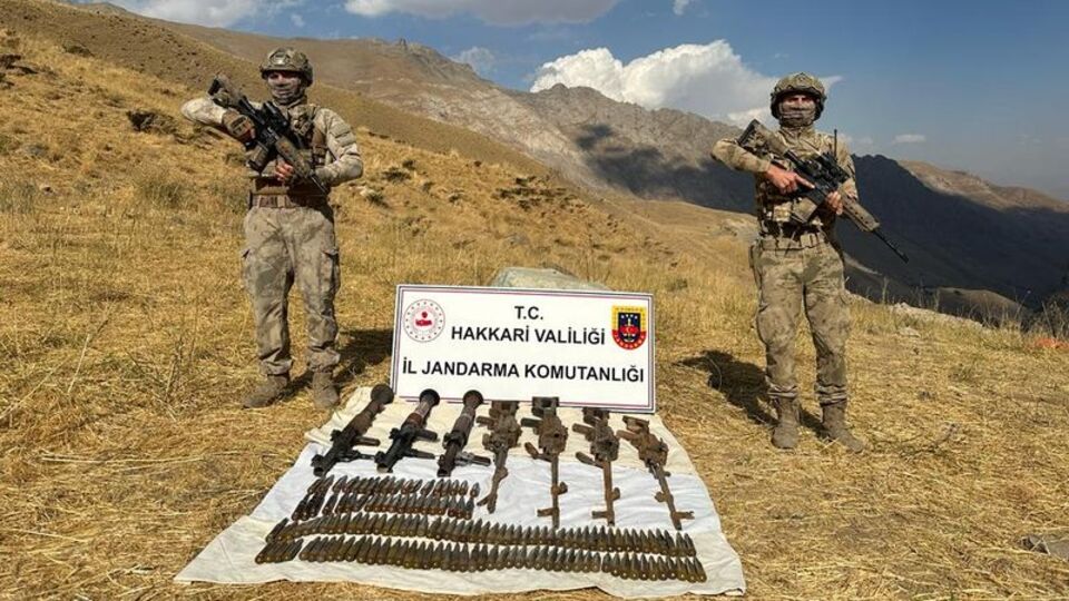 Hakkari kırsalında silah ve mühimmat ele geçirildi