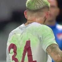 Futbolcular yeşile boyandı!