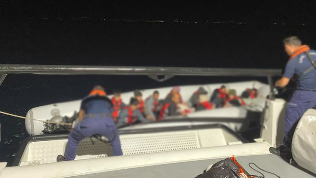  Ayvalık açıklarında 52 düzensiz göçmen kurtarıldı