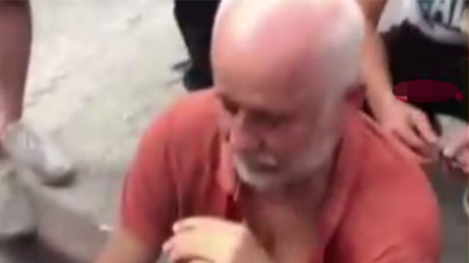 Kadının gizlice fotoğrafını çekti! Mahalleliden feci darp!