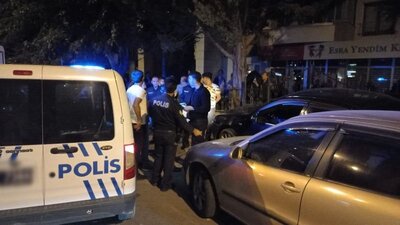 Boşanma aşamasındaki eşini otomobilde darbederken kaza yaptı