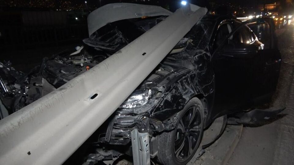 Kaza yaptığı otomobilini bırakıp kaçtı