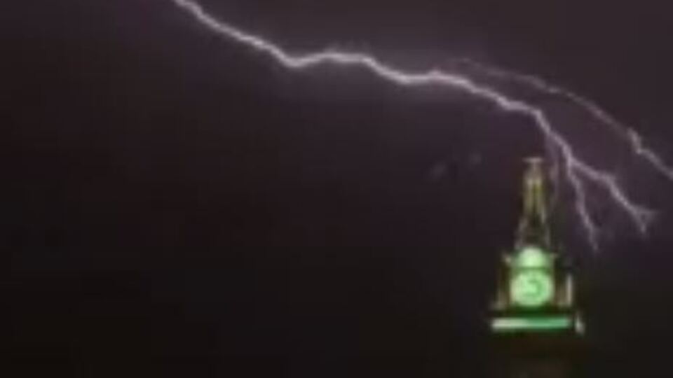 Mekke'deki saat kulesine yıldırım düştü