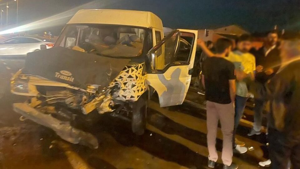 Erzurum'da ticari araç ile minibüs çarpıştı: 4 yaralı