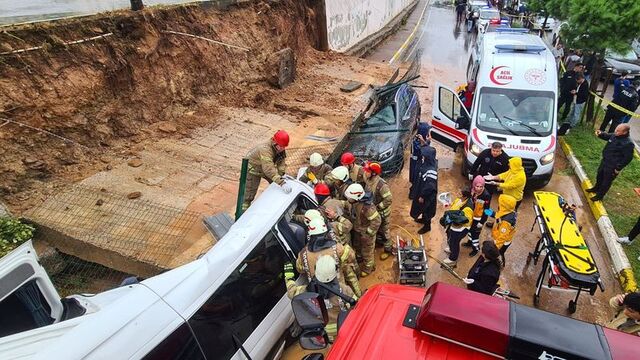 Pendik'te duvar işçi servisinin üstüne çöktü!