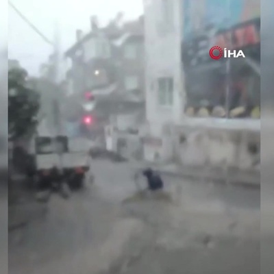 Sancaktepe'de sel sularına kapılan bir kişi araç altında kaldı