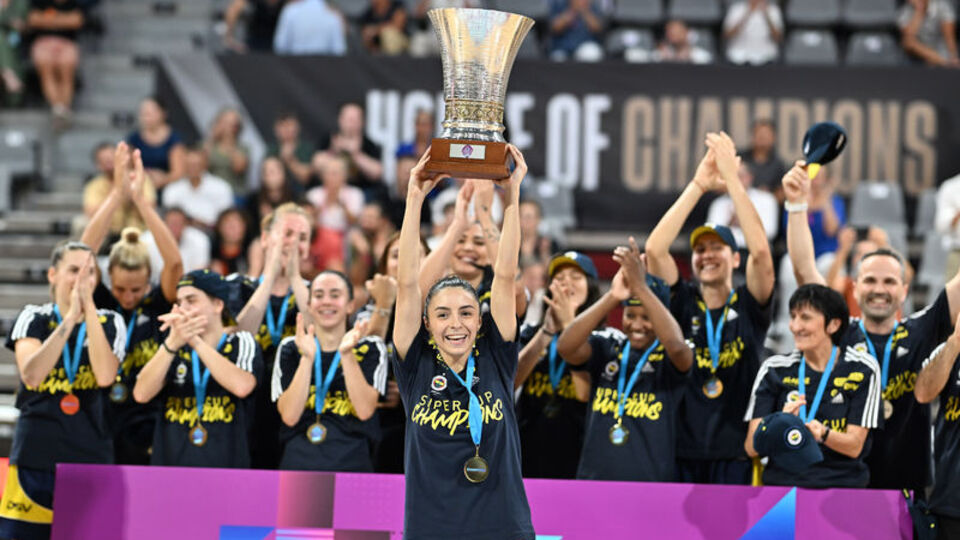 Süper Kupa'yı kazanan Fenerbahçe, yurda döndü