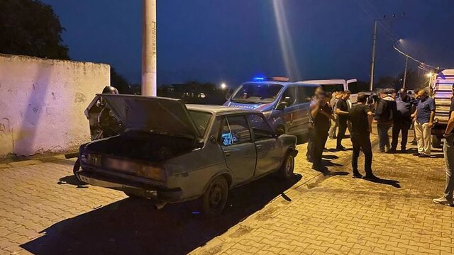 Durdurulan otomobildeki şüpheli, polisi bıçakladı