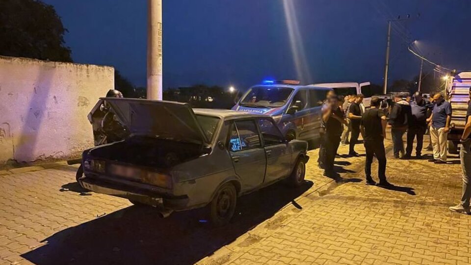 Durdurulan otomobildeki şüpheli, polisi bıçakladı