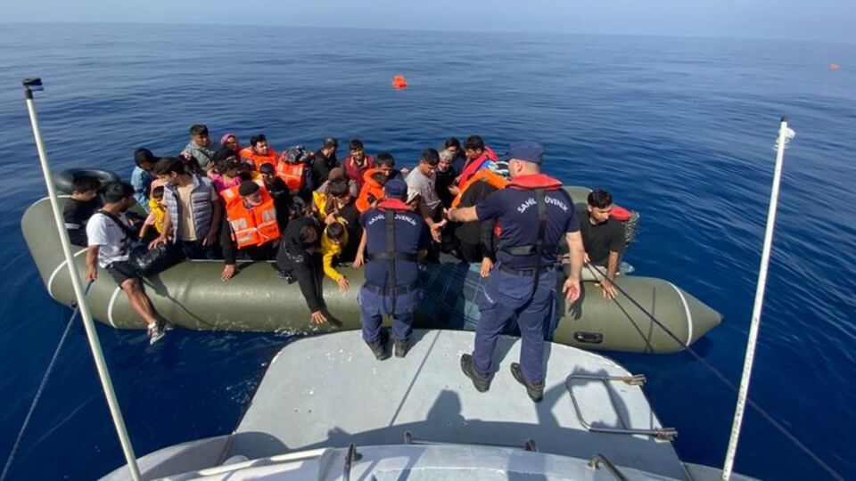 İzmir açıklarında 187 düzensiz göçmen yakalandı, 197'si kurtarıldı