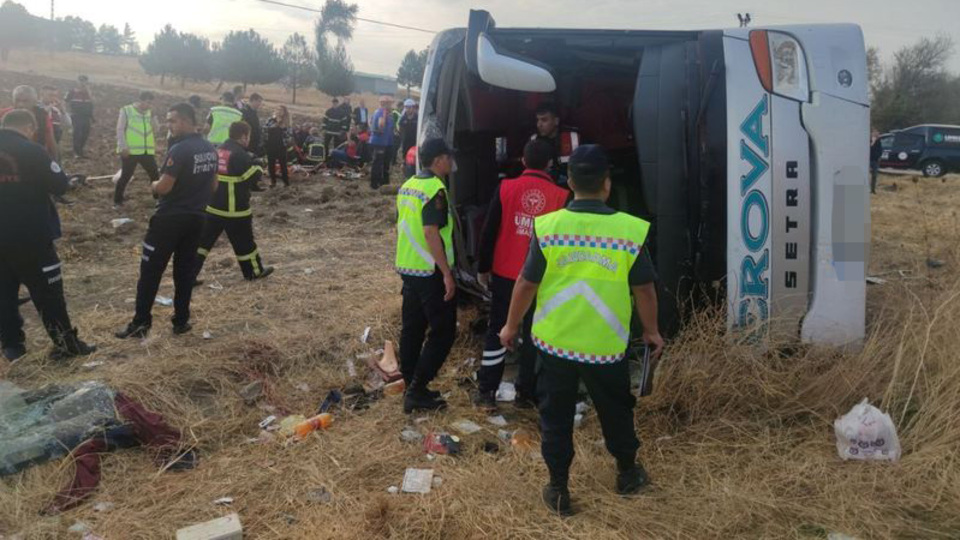 Yolcu otobüsü devrildi! Can kayıpları ve yaralılar var!