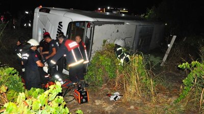 Yolcu otobüsü üzüm bağına uçtu: 15 yaralı