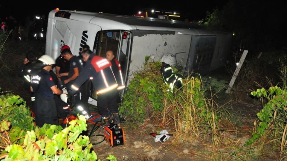 Yolcu otobüsü üzüm bağına uçtu: 15 yaralı