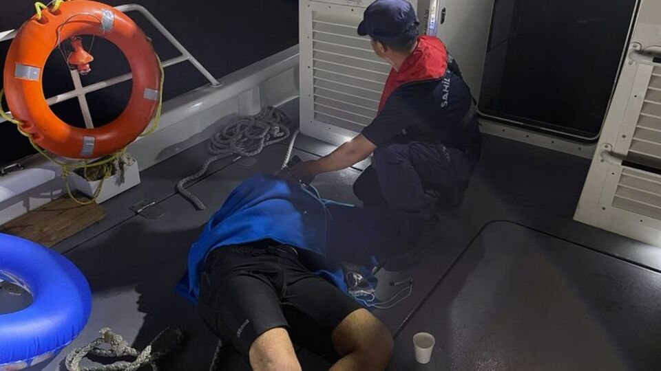 Pes dedirten yöntem! Yüzerek kaçmaya çalıştı