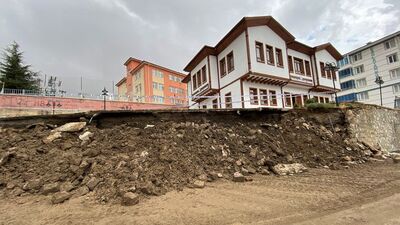 Şiddetli yağış istinat duvarını çökertti