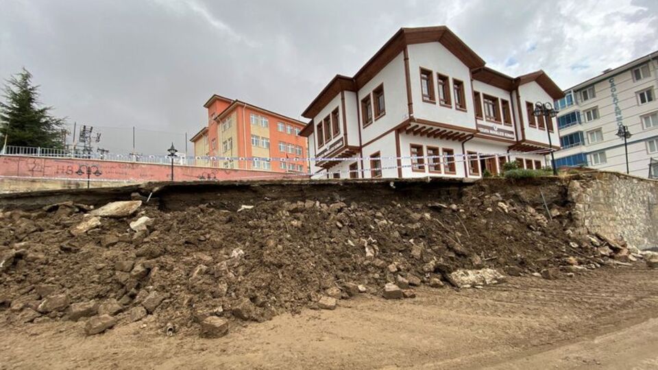 Şiddetli yağış istinat duvarını çökertti