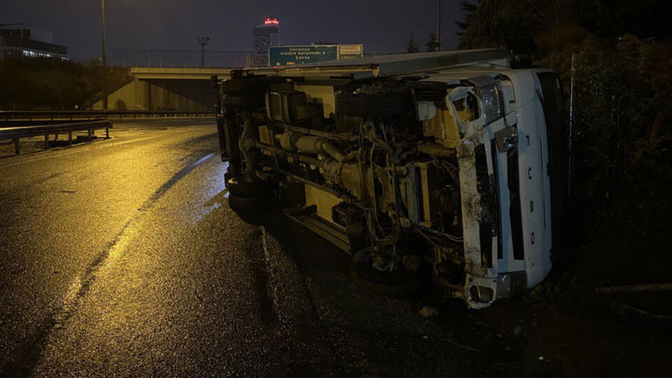 Ataşehir'de virajı alamayan kamyonet devrildi