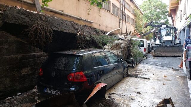 İstinat duvarı araçların üzerine çöktü
