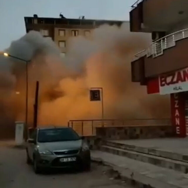 Ağır hasarlı bina yıkılırken çöktü