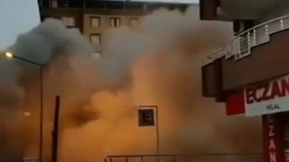 Ağır hasarlı bina yıkılırken çöktü