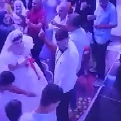 Damat, para takılı gelinliği çekiştiren çocuğu fırlatıp yere attı