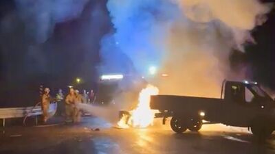 Kamyonetle çarpışan otomobil alev alev yandı: 1 ölü, 2 yaralı