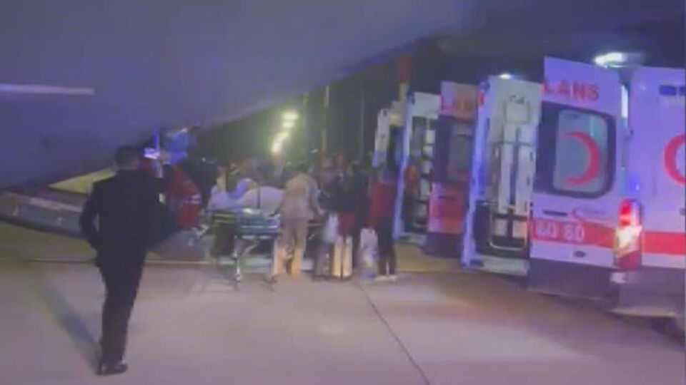 Irak'taki yangın faciasında yaralanan 20 kişi Türkiye'ye getirildi