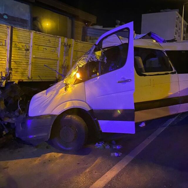 Tur minibüsü kamyona çarptı: 2 ölü, 9 yaralı