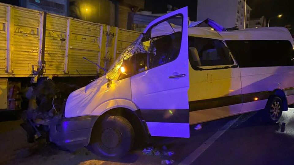 Tur minibüsü kamyona çarptı: 2 ölü, 9 yaralı