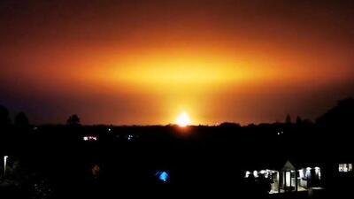 İngiltere'de geri dönüşüm tesisine düşen yıldırım patlamaya neden oldu