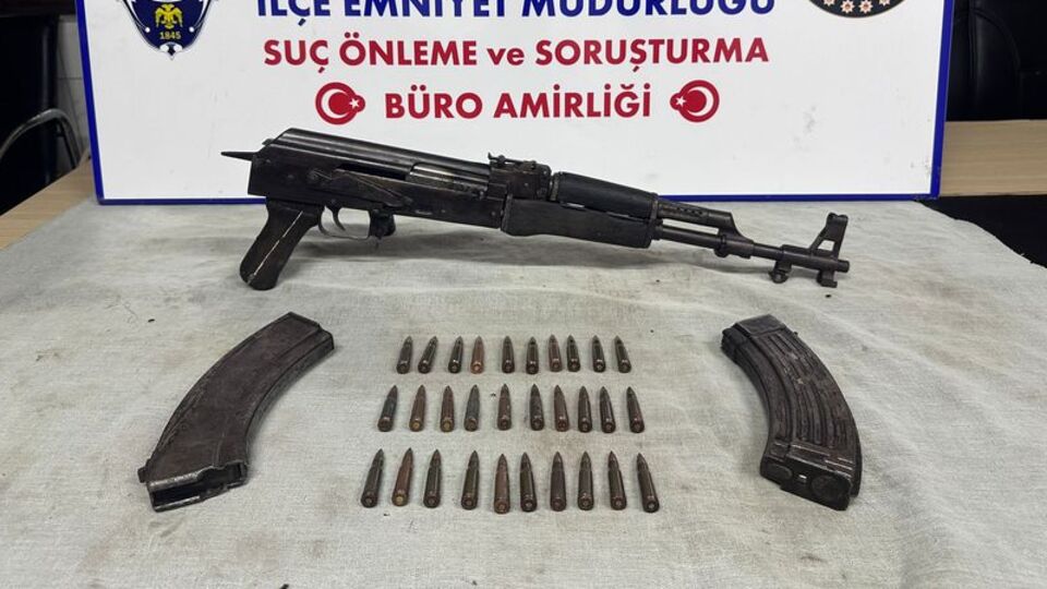Kadının pazar arabasından Kalaşnikof çıktı