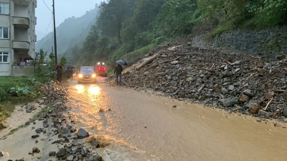 Rize'de şiddetli yağış etkili oluyor
