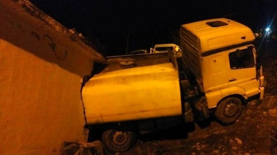 TIR evin üzerine devrildi
