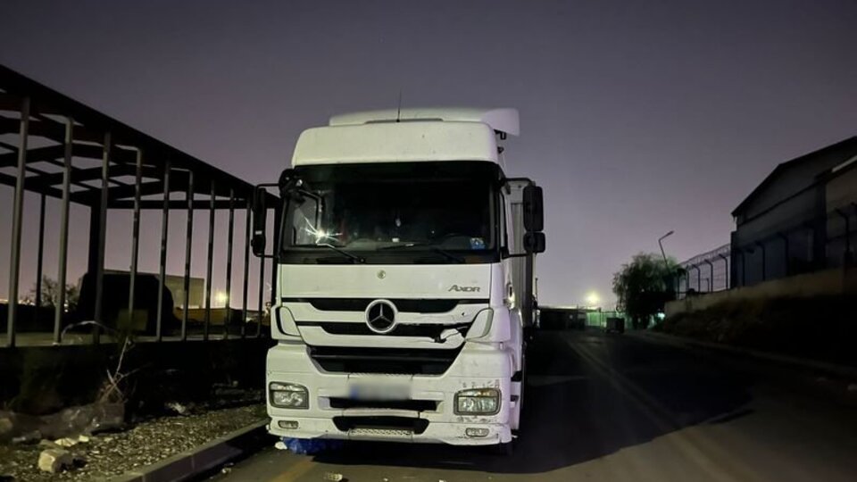 TIR ve dorse arasına sıkışarak öldü