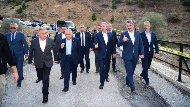 Hulusi Akar'dan şehit Bozlağan'ın ailesine taziye
