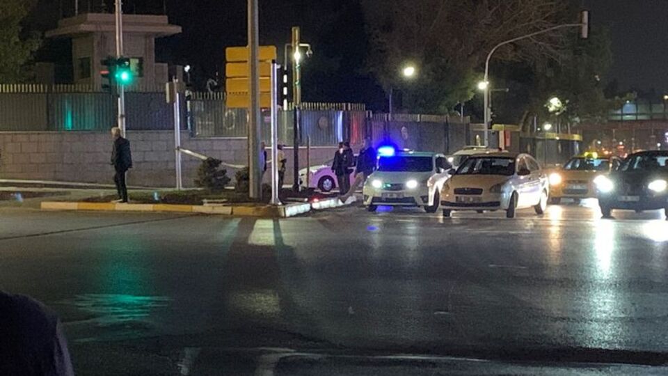 Şüpheli paket fünye ile patlatıldı