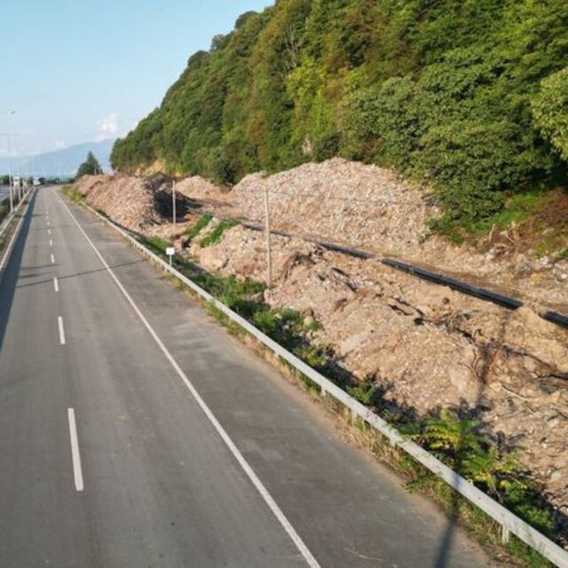 Karadeniz Sahil Yolu'nda çöp dağları