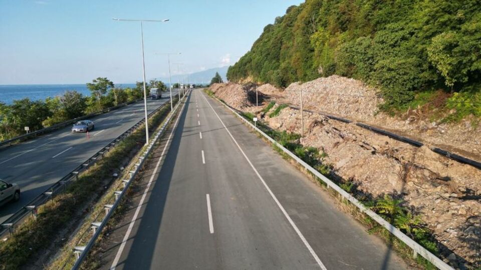 Karadeniz Sahil Yolu'nda çöp dağları