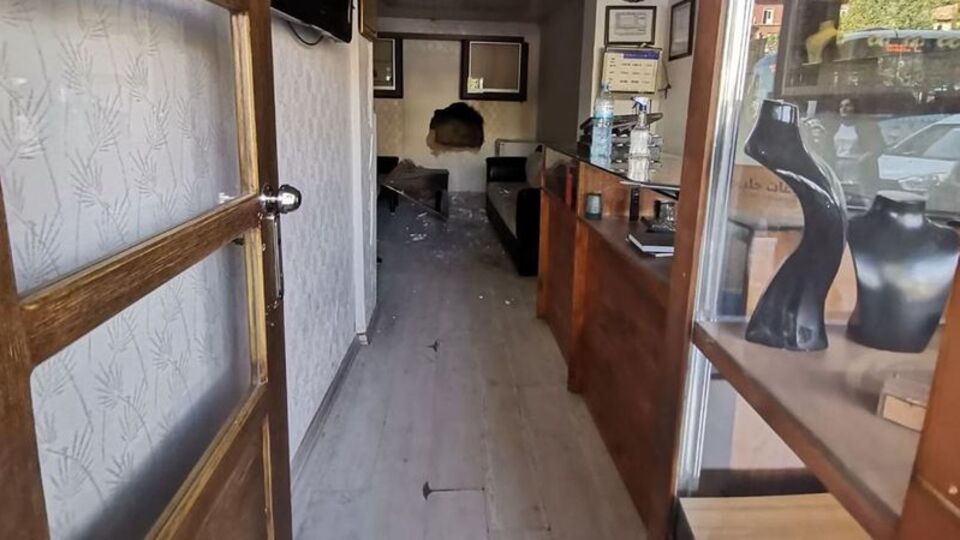 Duvarı delerek girdikleri kuyumcuyu soydular