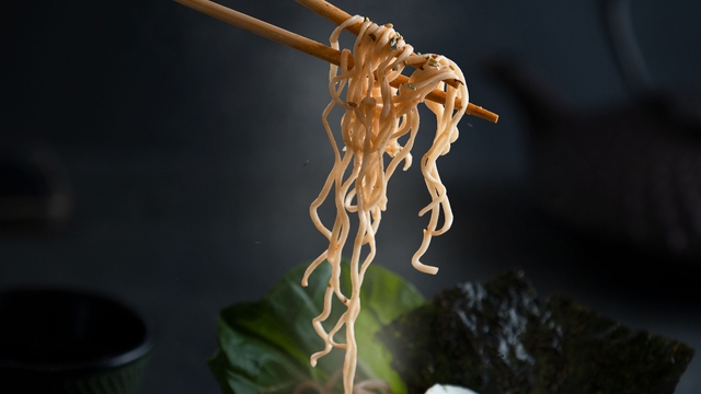 Çinliler neden yemeklerini çubukla yiyor?