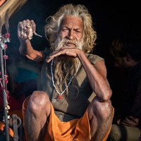 50 yıldır kolunu indirmiyor!