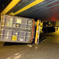 Bakırköy'de üst geçide çarpan TIR devrildi: 2 yaralı