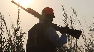 Ava giden avcının motosikleti devrildi! Omzundaki tüfek sonu oldu!