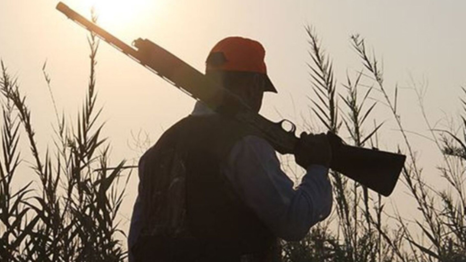 Ava giden avcının motosikleti devrildi! Omzundaki tüfek sonu oldu!