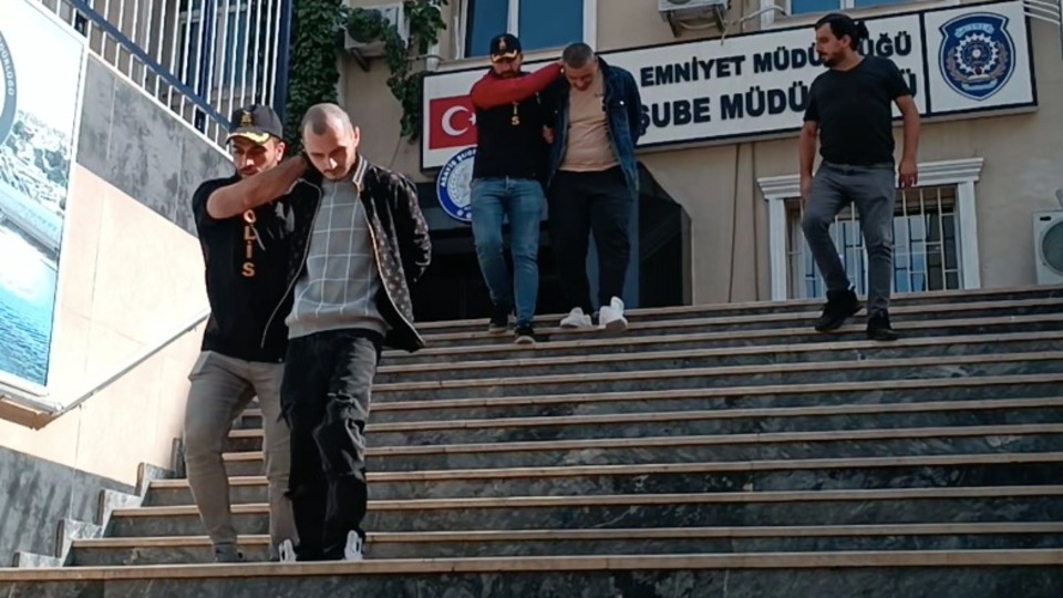 Aracın camını kırıp 693 bin TL'yi çaldılar! Yabancı soyguncular!